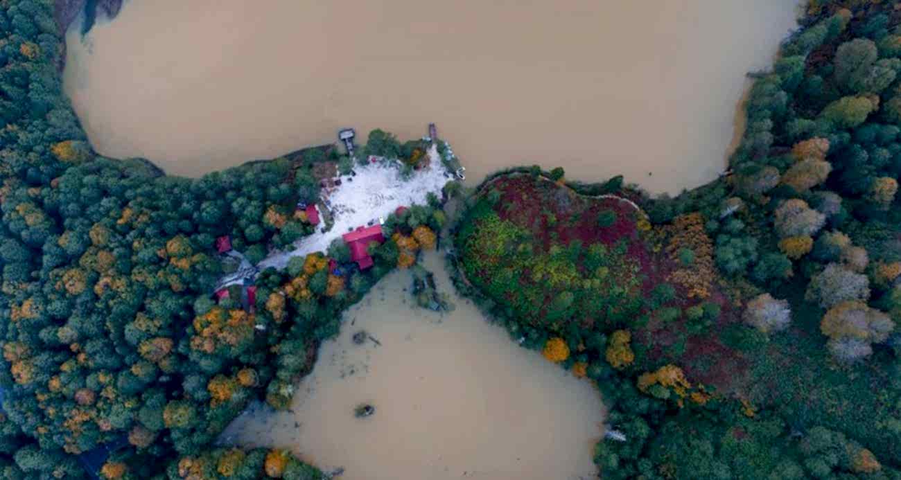 Borçka Karagöl'e en çok sonbahar renkleri yakışıyor