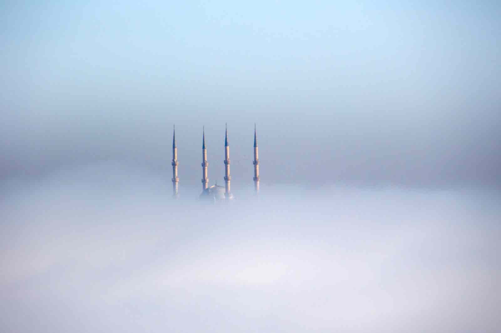 Sis denizinde kaybolan Diyarbakır'da, minareler görsel şölen sundu