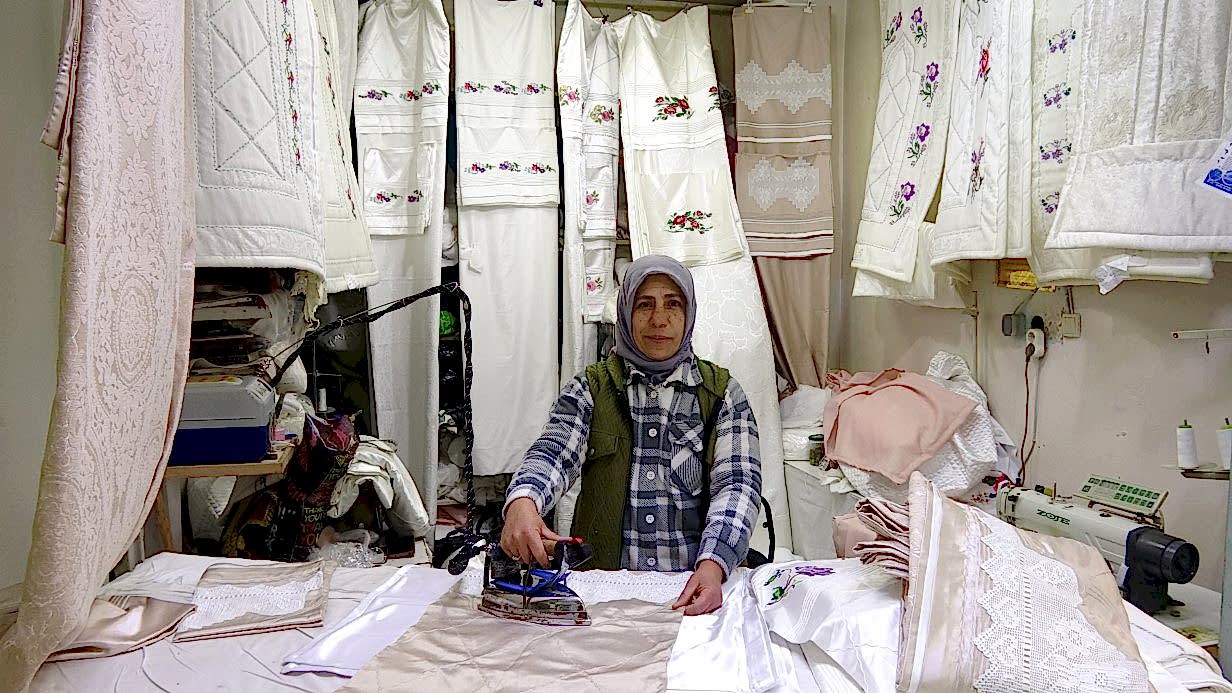 Kadın terzi, veresiye aldığı makinelerle kendi işini kurdu