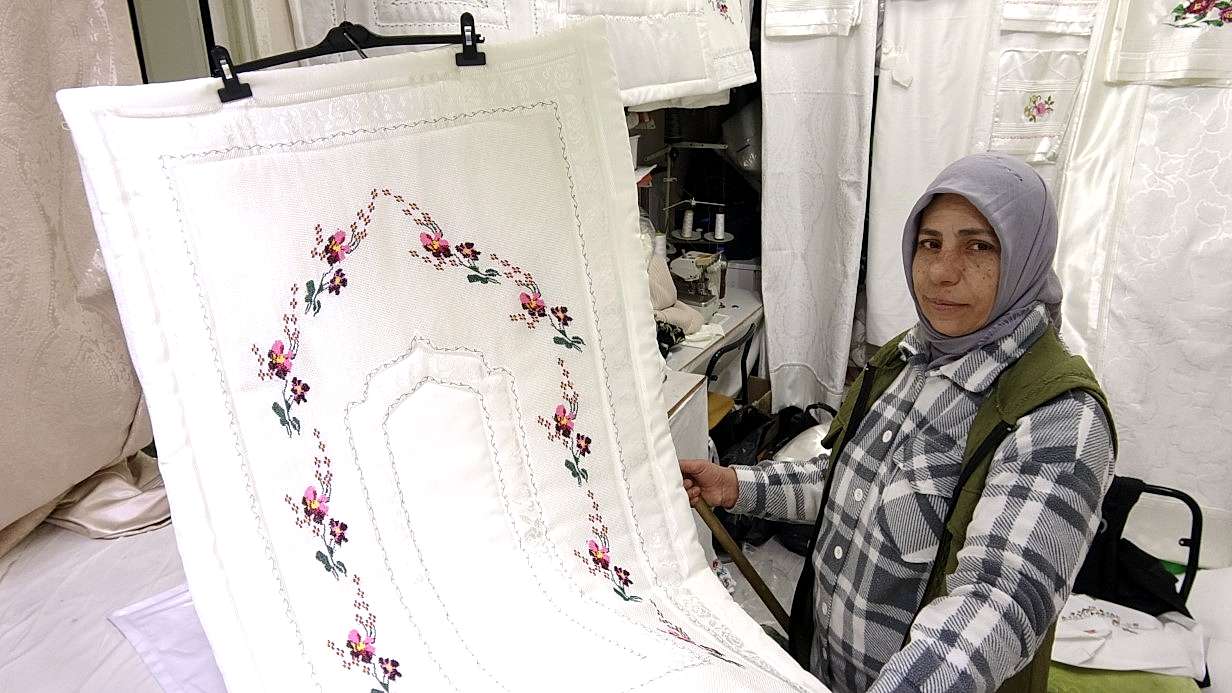 Kadın terzi, veresiye aldığı makinelerle kendi işini kurdu