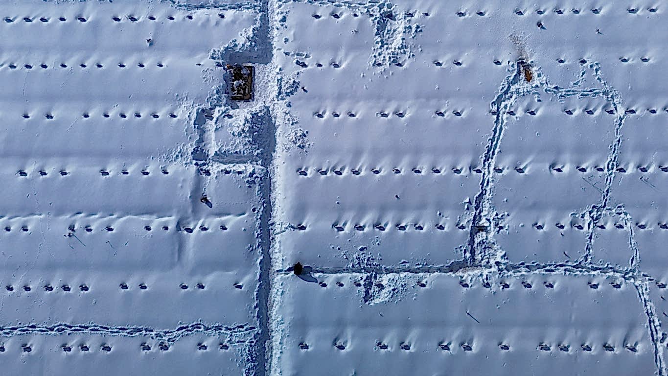 Karla kaplanan mezarda yakınlarının kabirlerini bulmakta zorlandılar