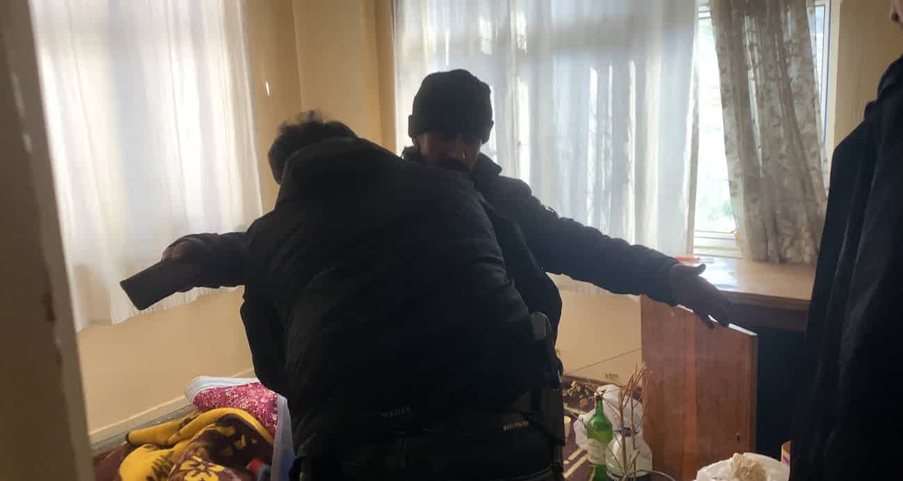 Balkondan tırmanıp girdiği evde 2 gün yaşadı