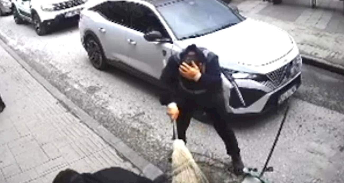 Şiddetli rüzgar nedeniyle düşen tabela, işçinin kafasına böyle çarptı: O anlar güvenlik kamerasında