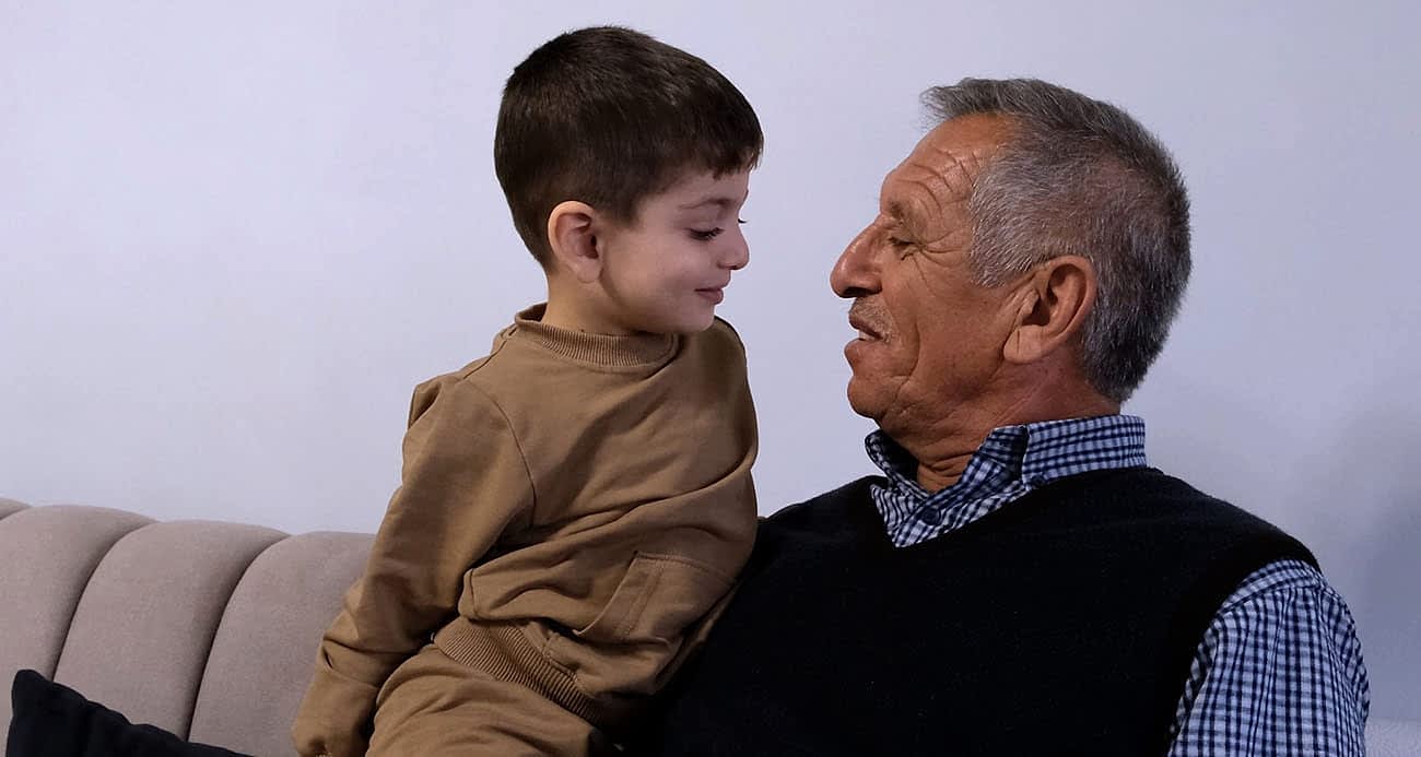 Bakan Kurum depremzede küçük Yusuf ve dedesinin yeniden başlayan hikayesini paylaştı