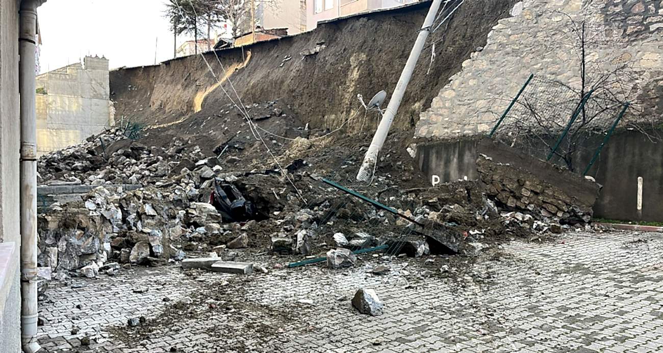 Kastamonu’da istinat duvarı çöktü, 7 araç zarar gördü