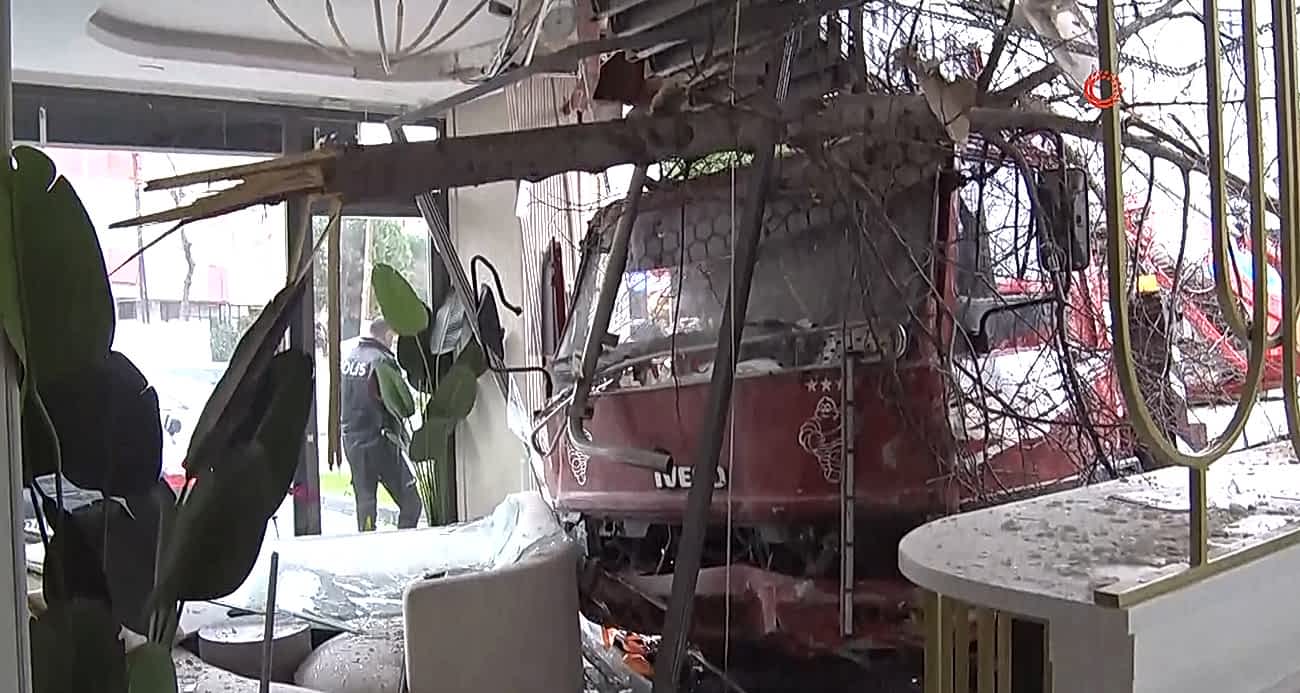 Büyükçekmece’de sepetli vinç diş hekimliği polikliniğine daldı: 2 yaralı