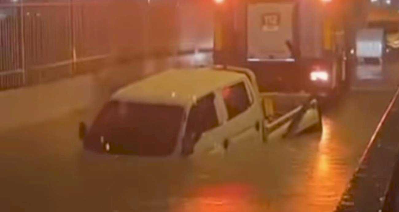 İzmir’de suyla dolan alt geçitte mahsur kalan sürücü hayatını kaybetti