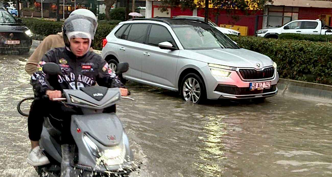 İzmir’de sağanak yağış hayatı olumsuz etkiledi: Caddeler göle döndü