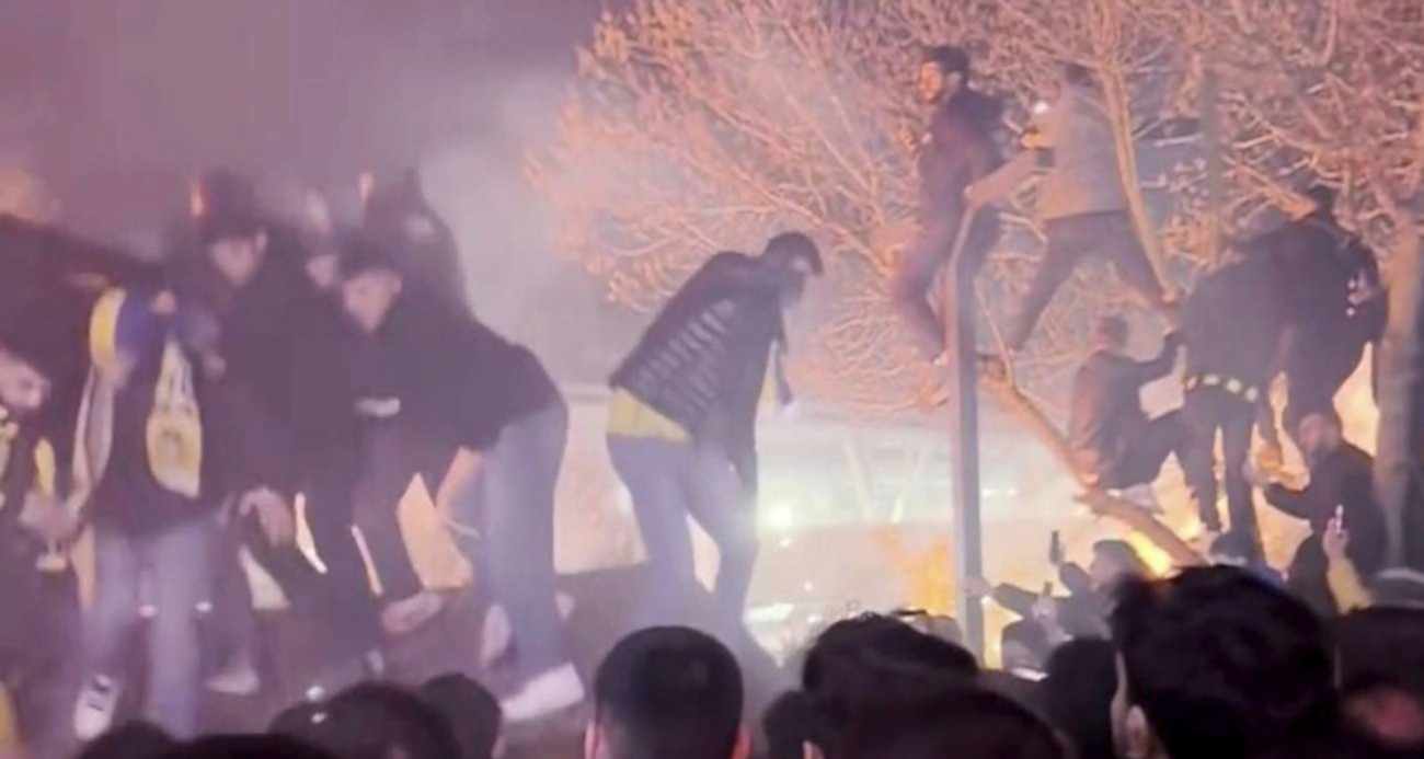 Kante’yi karşılamak isteyen taraftarların çıktığı çardak çöktü: O anlar kamerada