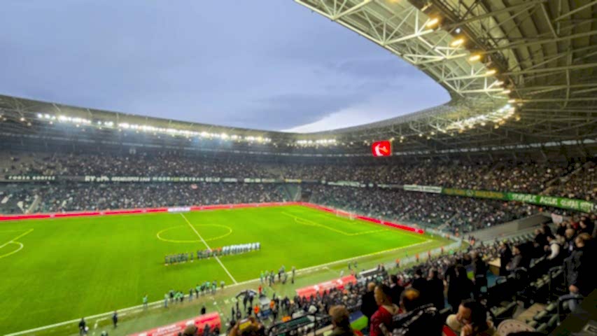 Genç taraftarın tribünden düştüğü anlar kamerada