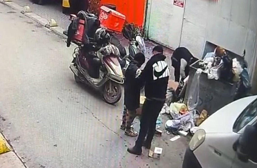 Soğukta üşüyen çocuğa ceketini çıkarıp veren kurye kameraya yansıdı