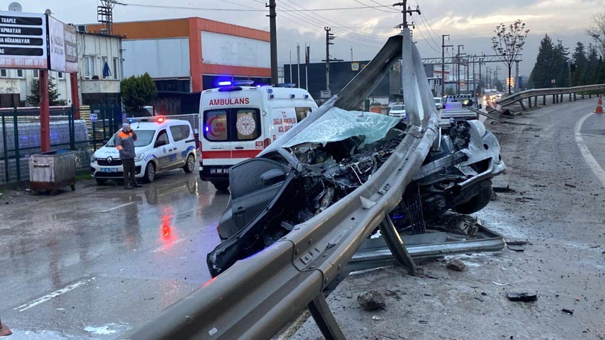 Kocaeli’de korkutan kaza: Otomobil bariyerlere ok gibi saplandı