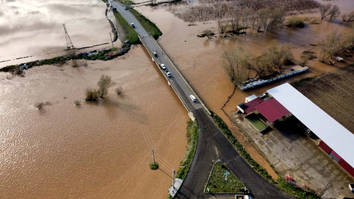 Salihli’de sel felaketi: Köprü yıkıldı, nehir taştı, yollar kapandı
