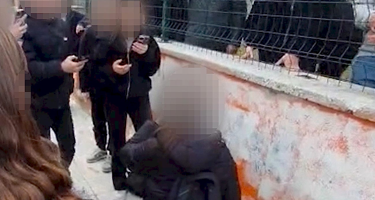 Okul önünde akran zorbalığı kameraya yansıdı: Diz çöktürüp zorla özür dilettiler