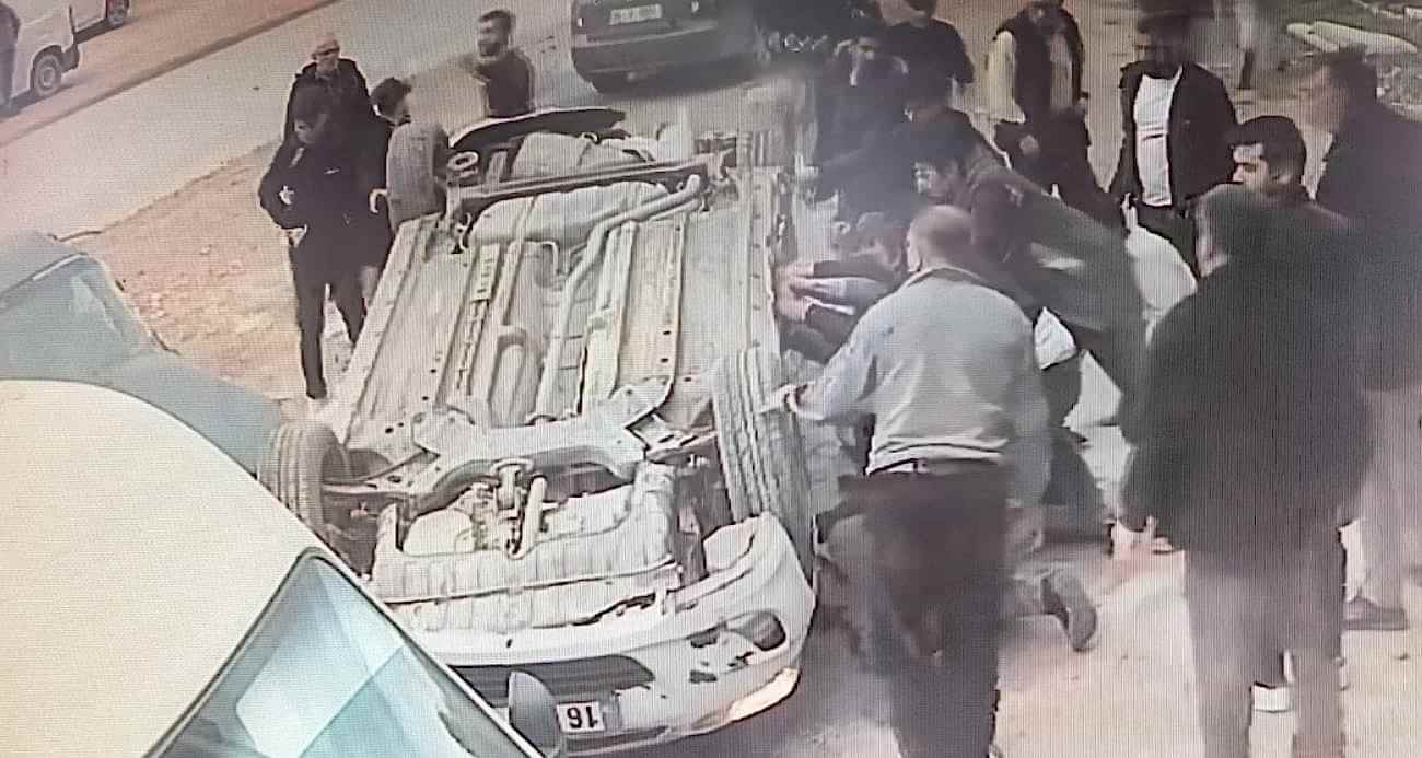 Bursa’da 14 yaşındaki ehliyetsiz sürücü park halindeki araçlara çarptı: 4 gencin durumu kritik