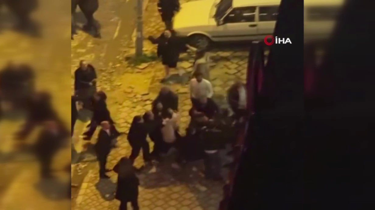 Esenyurt’ta düğün salonu önünde çıkan kavga meydan muharebesine döndü: O anlar kamerada