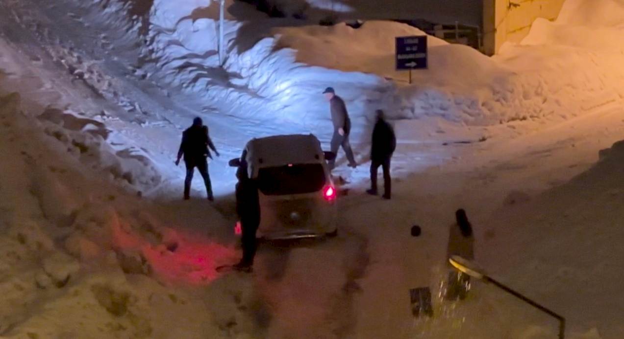 Yüksekova’da kar yağışı: Araçlar imece usulü kurtarıldı