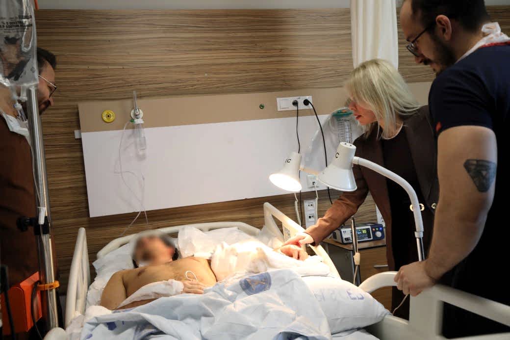 Kolu ve bacağı kopan hastalar 10 saatte aynı anda ameliyat edildi