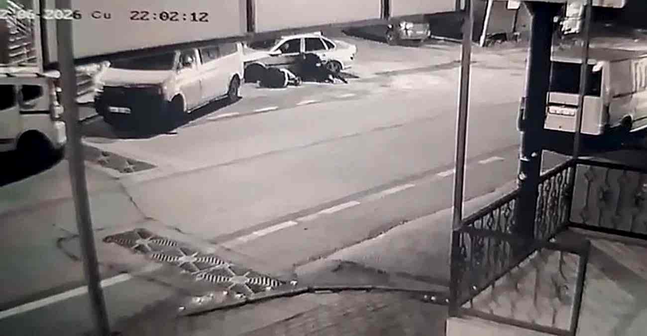 Bursa’da 2 kişinin ağır yaralandığı silahlı saldırı kameraya yansıdı