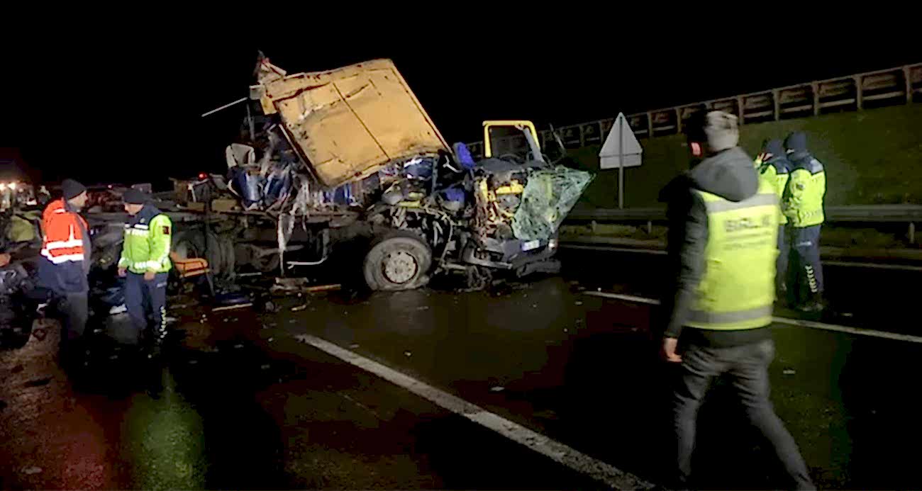 TEM’de mobilya yüklü kamyon ile tır çarpıştı: 1 yaralı