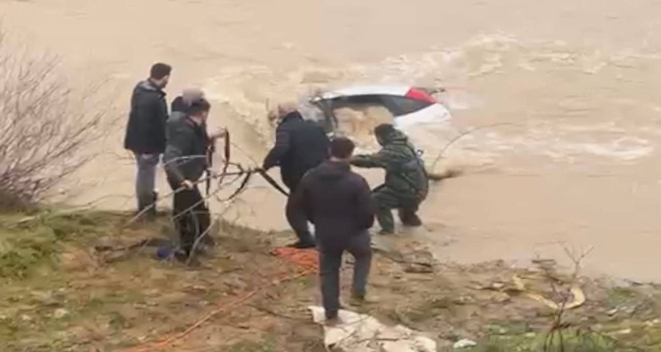 Sürücü kıyıya çıktı, otomobil suda kaldı: Vatandaşlar halatla müdahale etti