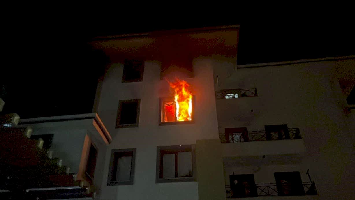 Tartıştığı annesine kızıp daireyi ateşe verdi: 10 kişi dumandan etkilendi - ASAYİŞ