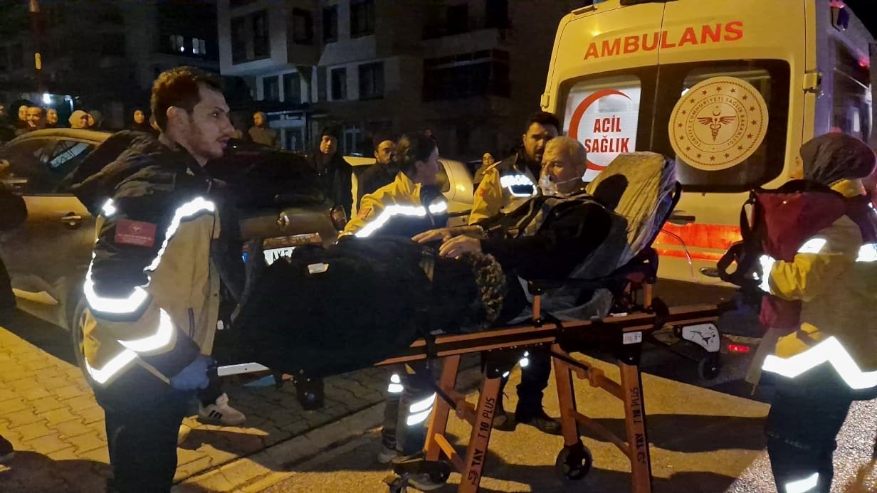 Tartıştığı annesine kızıp daireyi ateşe verdi: 10 kişi dumandan etkilendi