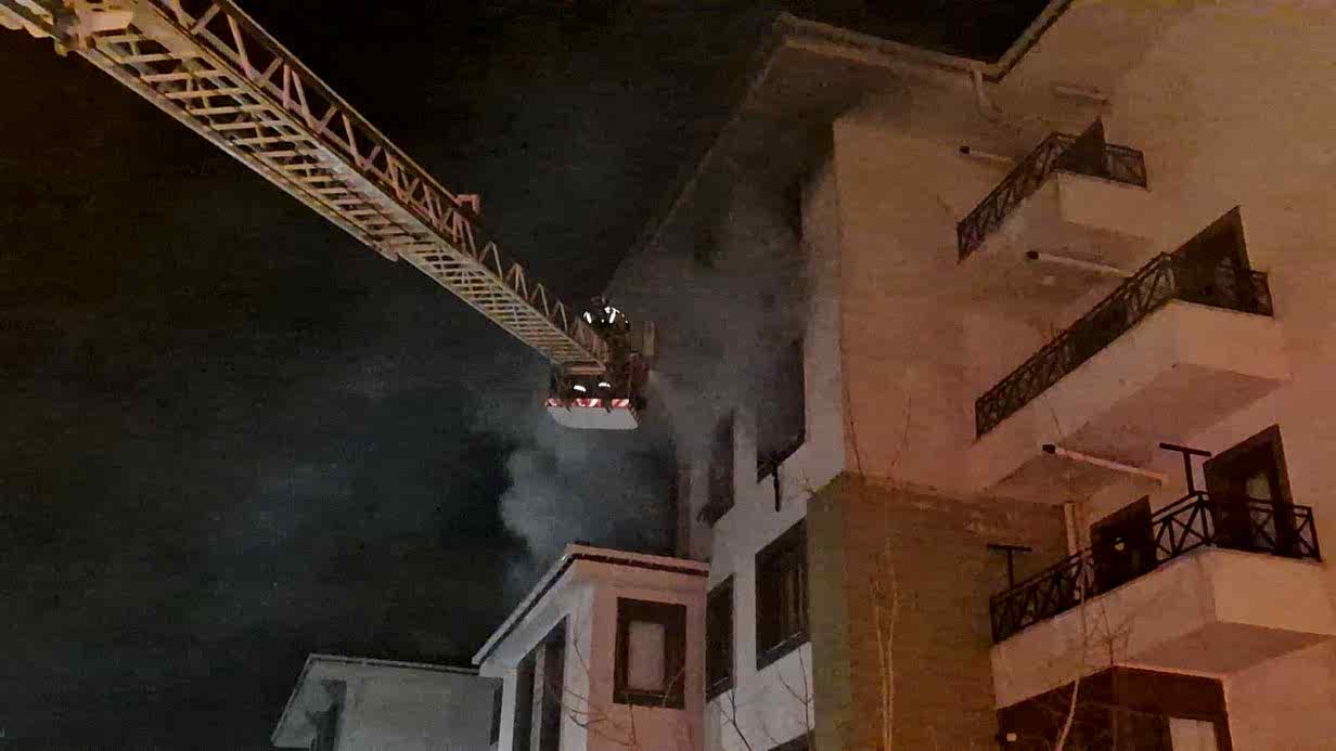 Tartıştığı annesine kızıp daireyi ateşe verdi: 10 kişi dumandan etkilendi