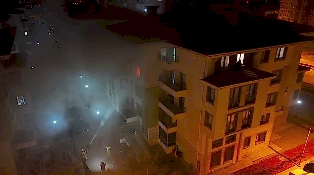 Tartıştığı annesine kızıp daireyi ateşe verdi: 10 kişi dumandan etkilendi