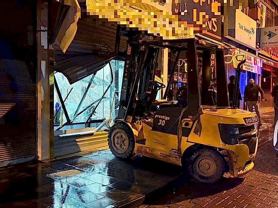 Kuyumcuda forkliftli hırsızlık