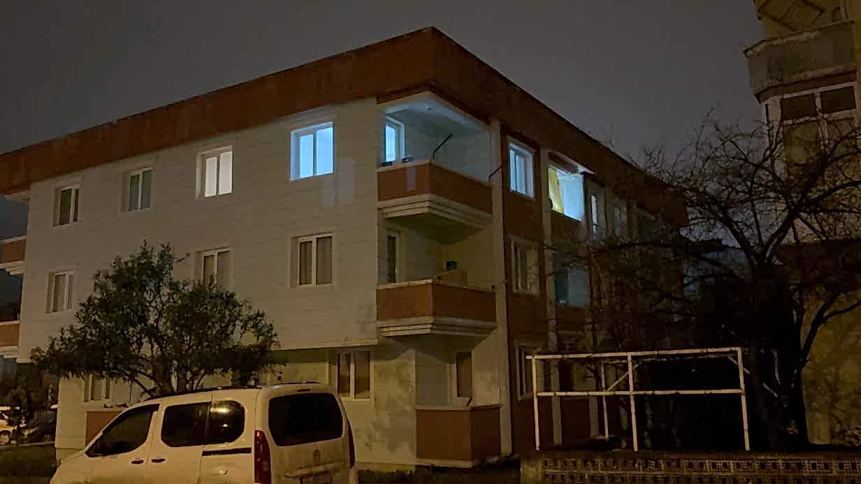 Telefonla yüksek sesle konuşma kavgasında ablasını bıçaklayıp balkondan atladı - ASAYİŞ