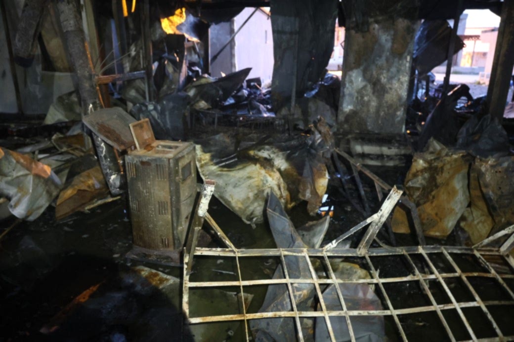 Depremde evleri yıkılan aile yangınla birlikte ikinci kez yuvasız kaldı