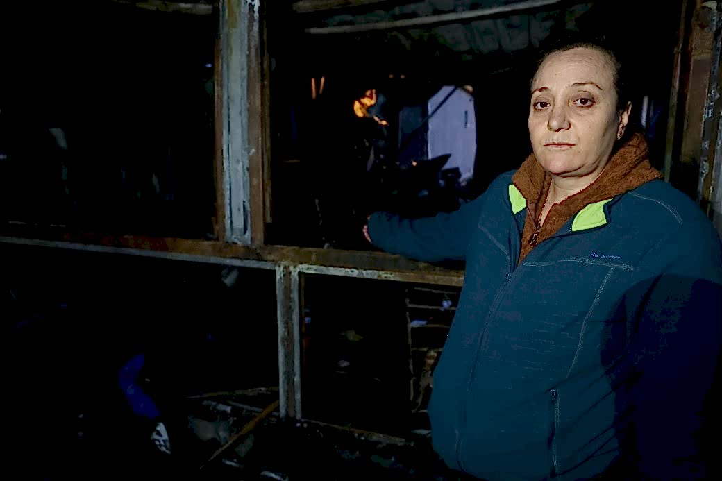 Depremde evleri yıkılan aile yangınla birlikte ikinci kez yuvasız kaldı - ASAYİŞ