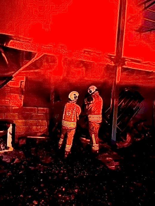 Depremde evleri yıkılan aile yangınla birlikte ikinci kez yuvasız kaldı