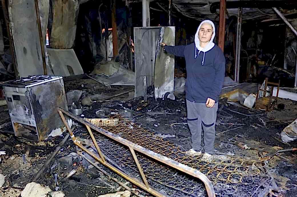 Depremde evleri yıkılan aile yangınla birlikte ikinci kez yuvasız kaldı