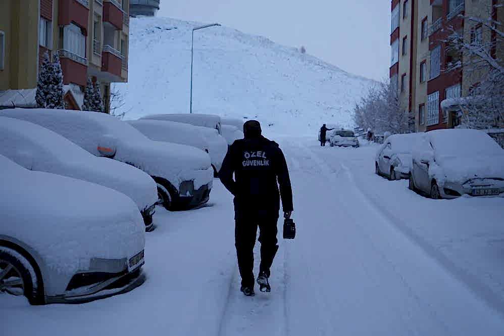 Erzurum yine beyaza büründü: 775 köy yolu ulaşıma kapandı
