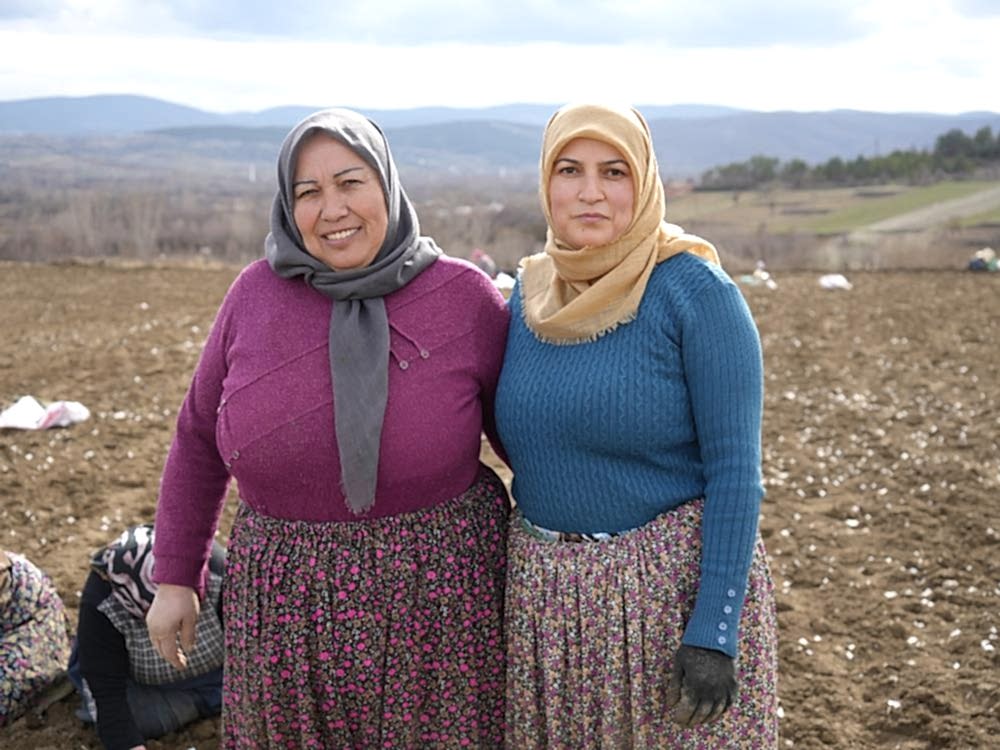 Annenin fedakarlık dolu yolculuğu: Çocukları için megakenti bırakıp toprağa sarıldı