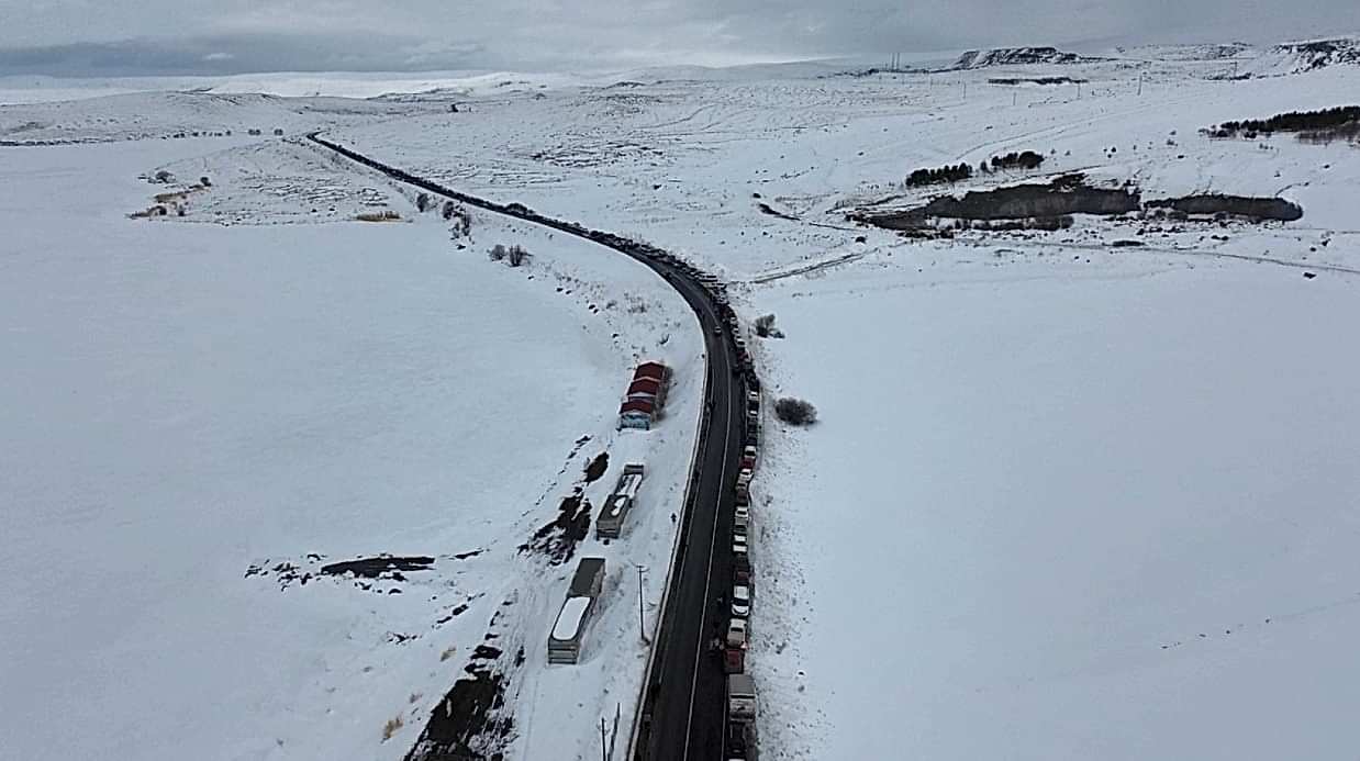 Çıldır Gölü’nde adım atacak yer kalmadı - ÇEVRE