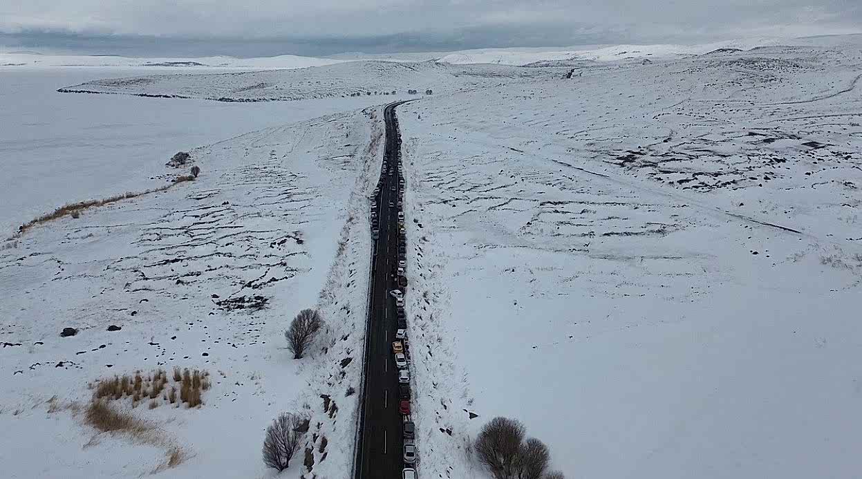 Çıldır Gölü’nde adım atacak yer kalmadı