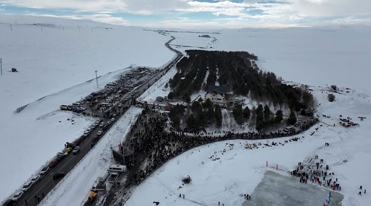 Çıldır Gölü’nde adım atacak yer kalmadı