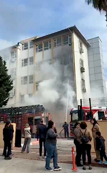 Antalya’da ilkokulda yangın çıktı, öğrenciler tahliye edildi
