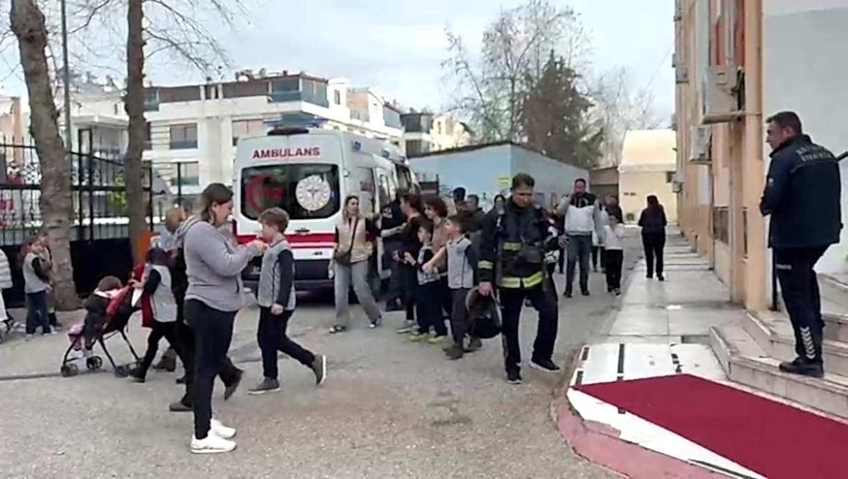 Antalya’da ilkokulda yangın çıktı, öğrenciler tahliye edildi - ASAYİŞ