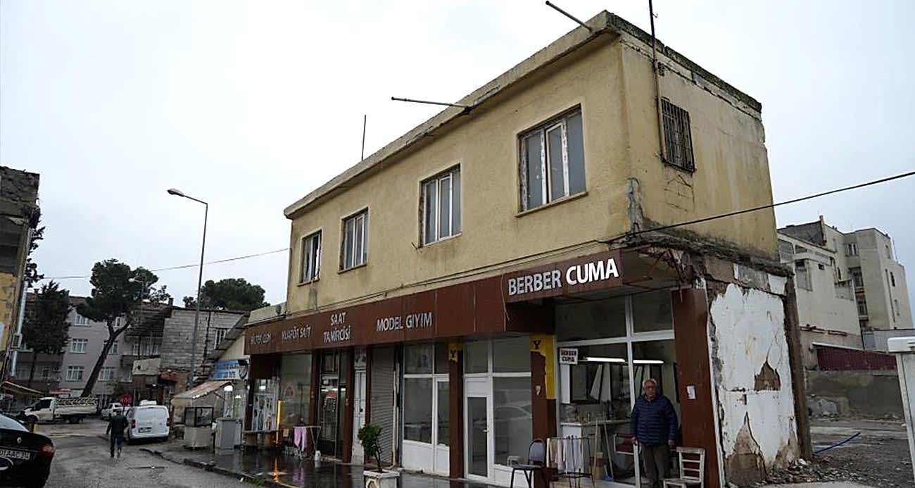 Asrın felaketi meslek aşkını yıkamadı: 50 yıllık berber, hasarlı dükkanını terk etmedi - GÜNDEM