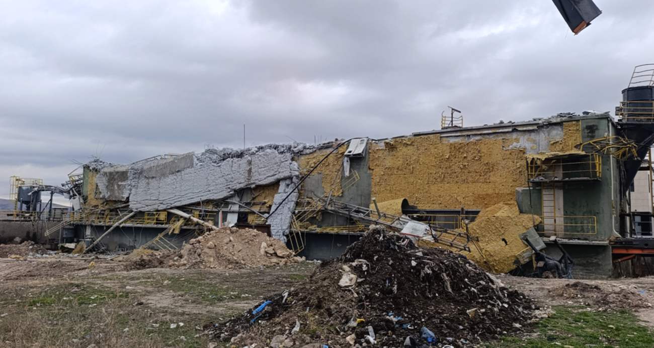 Afyonkarahisar’da katı atık bertaraf tesisinde yaşanan metan gazı patlamasında 2 kişi hafif şekilde yaralanırken, gazın depolandığı alanda büyük miktarda maddi hasar meydana geldi.