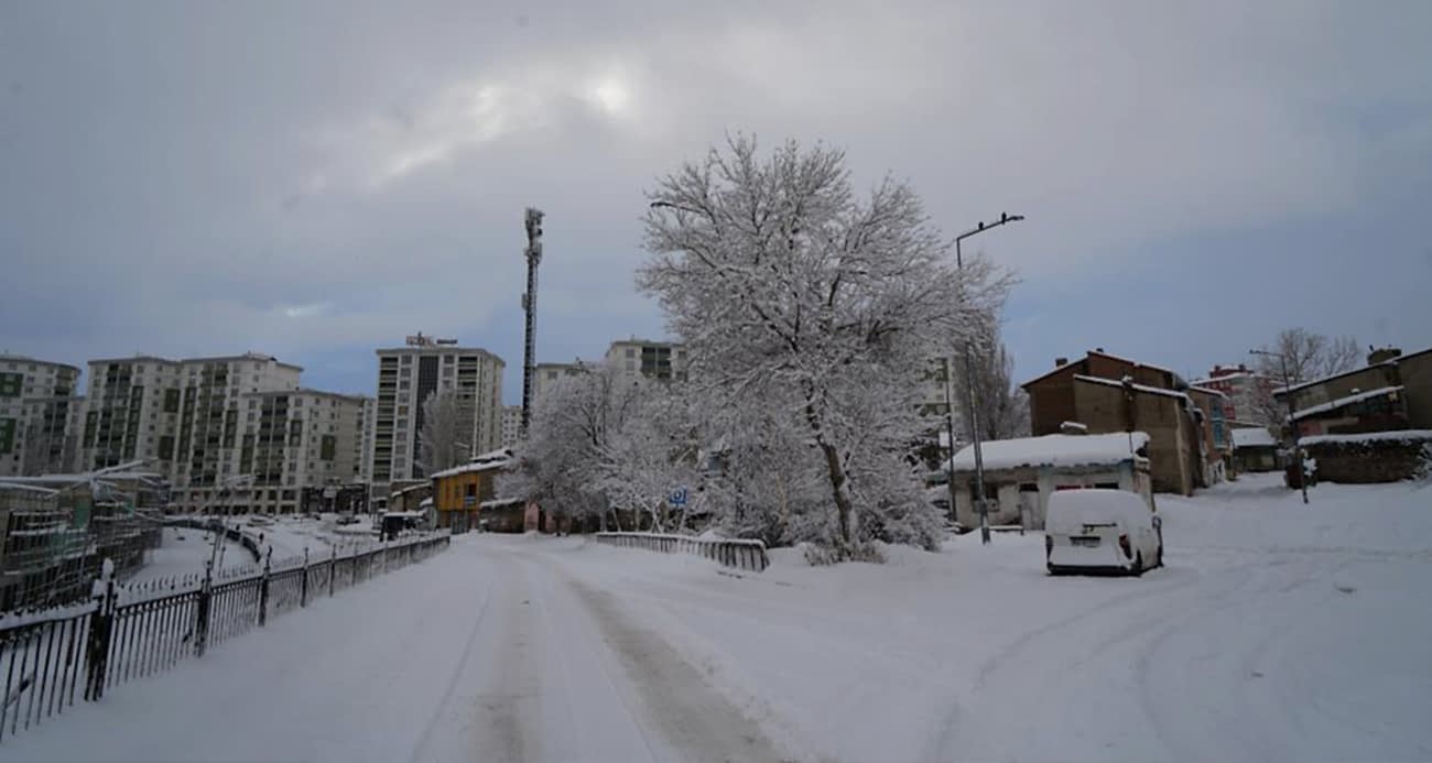 Erzurum yine beyaza büründü: 775 köy yolu ulaşıma kapandı - ASAYİŞ
