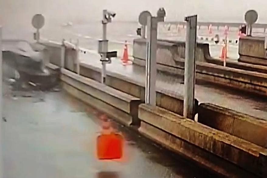 Kuzey Marmara gişelerinde araç bariyerlere böyle çarptı: 1 yaralı