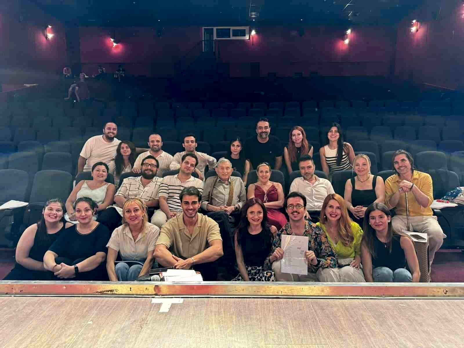 Haldun Dormen’in son prodüksiyonu, Sahne Tozu Tiyatrosu’nda yaşamaya devam ediyor