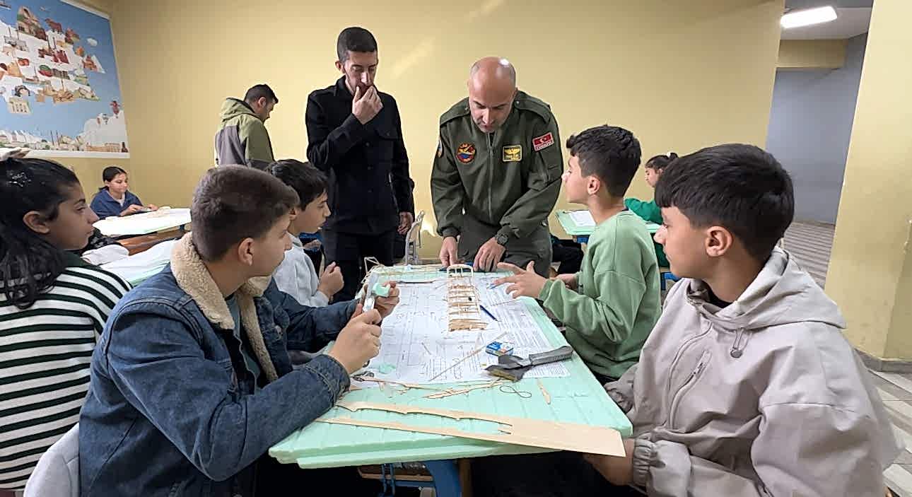 Gökyüzü meraklıları model uçakla buluştu