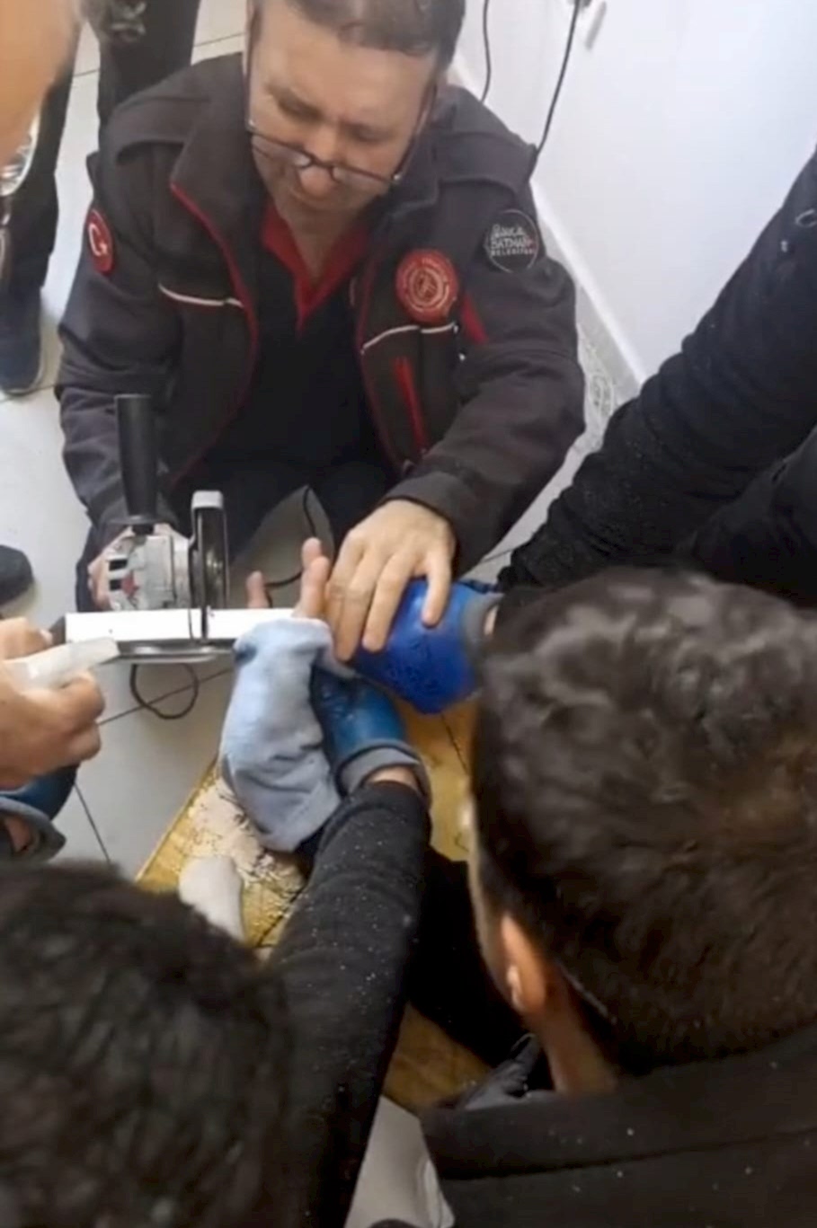 Parmağı akıllı tahtaya sıkışan öğrenci itfaiye ekiplerince kurtarıldı