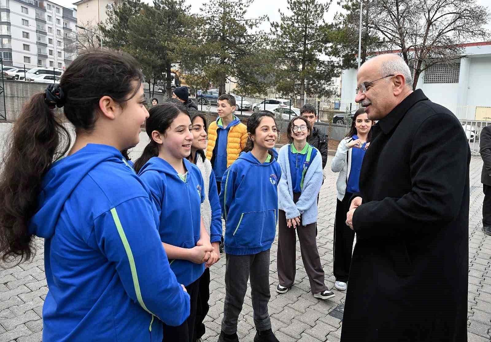 Başkan Er, İnönü Ortaokulu’na konuk oldu
